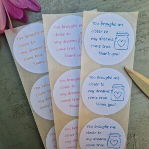 Egyedi csomagolás a márkaépítésben, feliratos, logós 50 mm kör matrica nyomtatása. Lévay Nóra, Szalagoslány