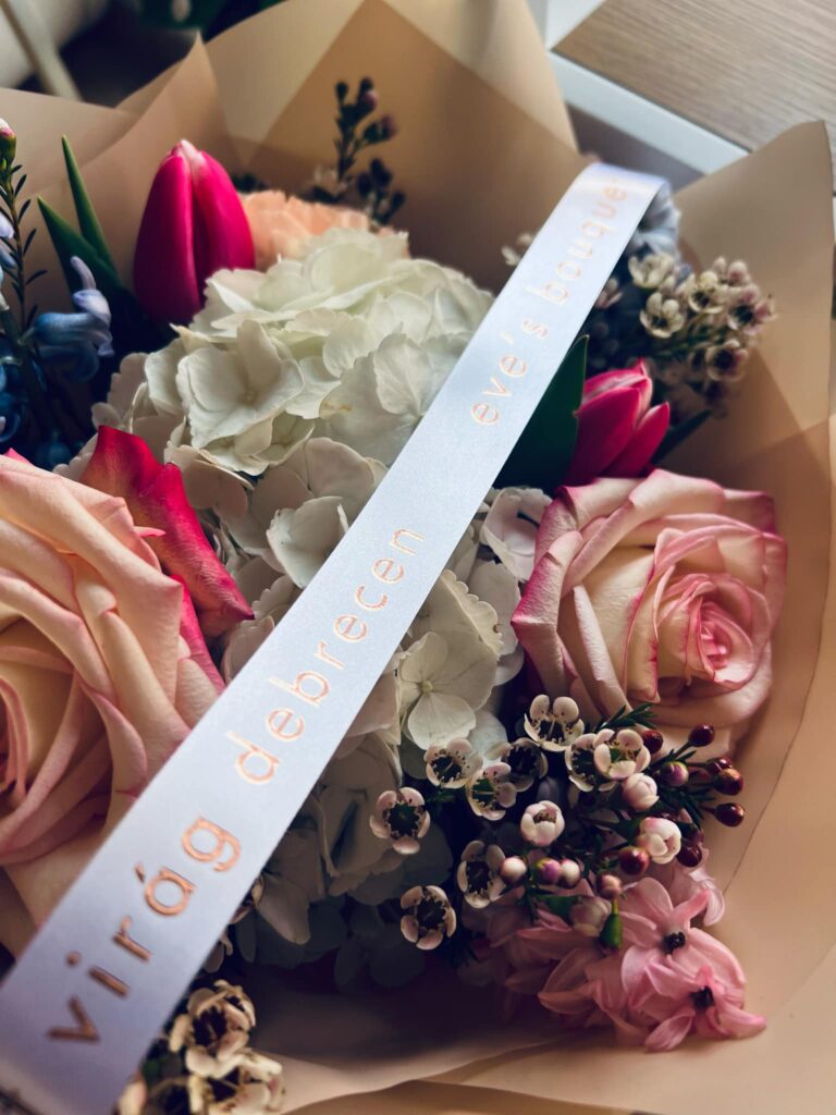 Demeter Éva, Eve'S Bouquet virágüzlet, Debrecen logó szalagja saját készítésü virágcsokrán. Lévay Nóra, Szalagoslány